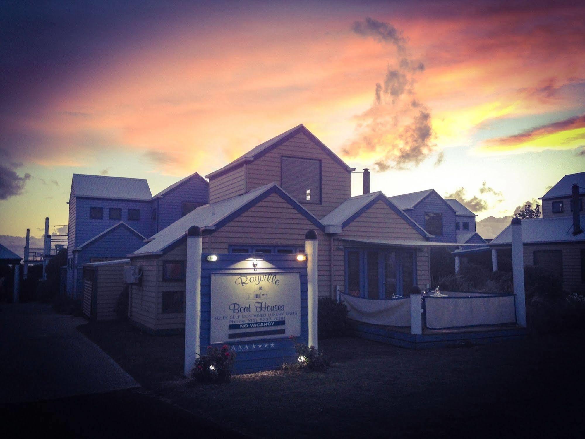 Rayville Boat 4* Apollo Bay