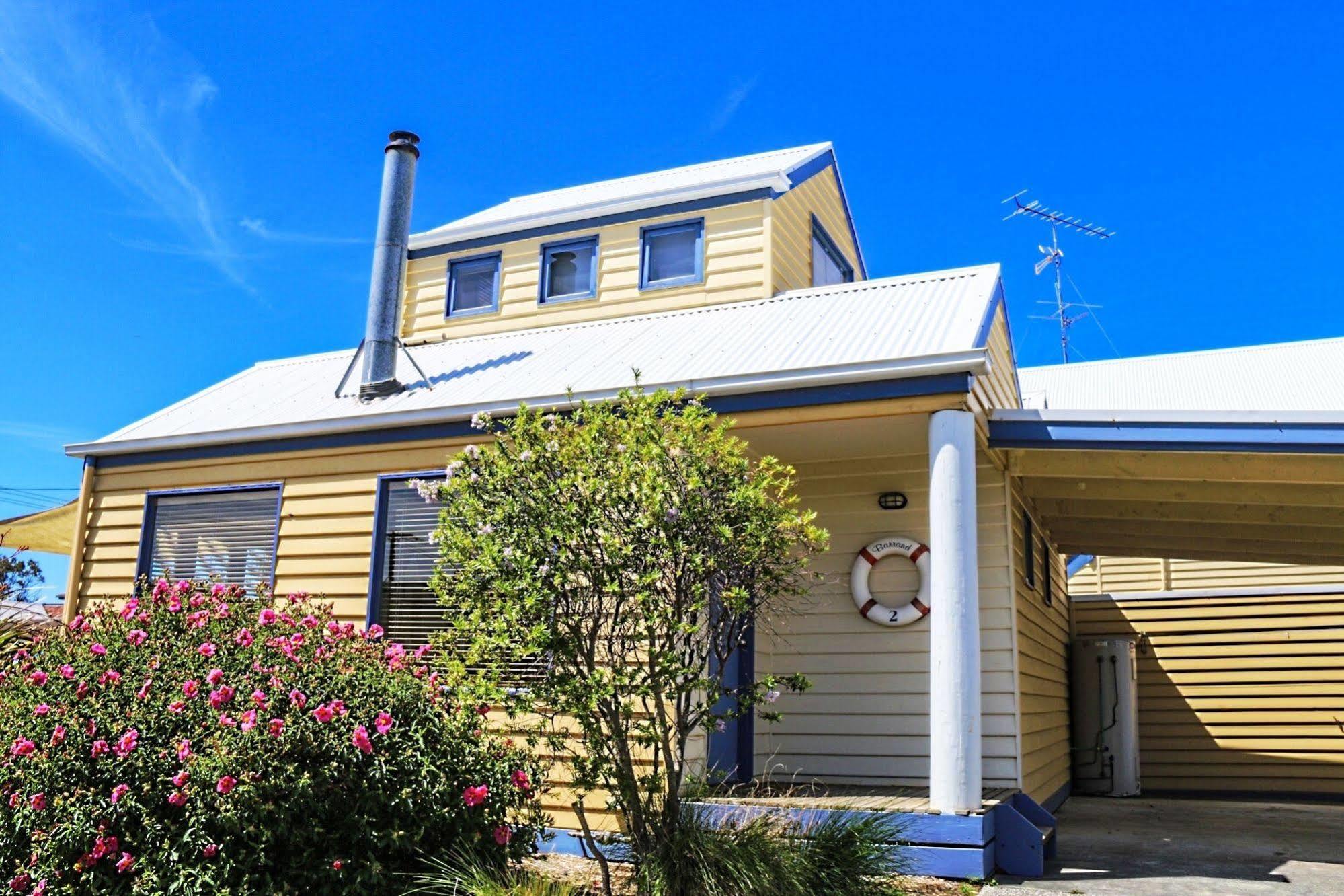 Rayville Boat 4* Apollo Bay
