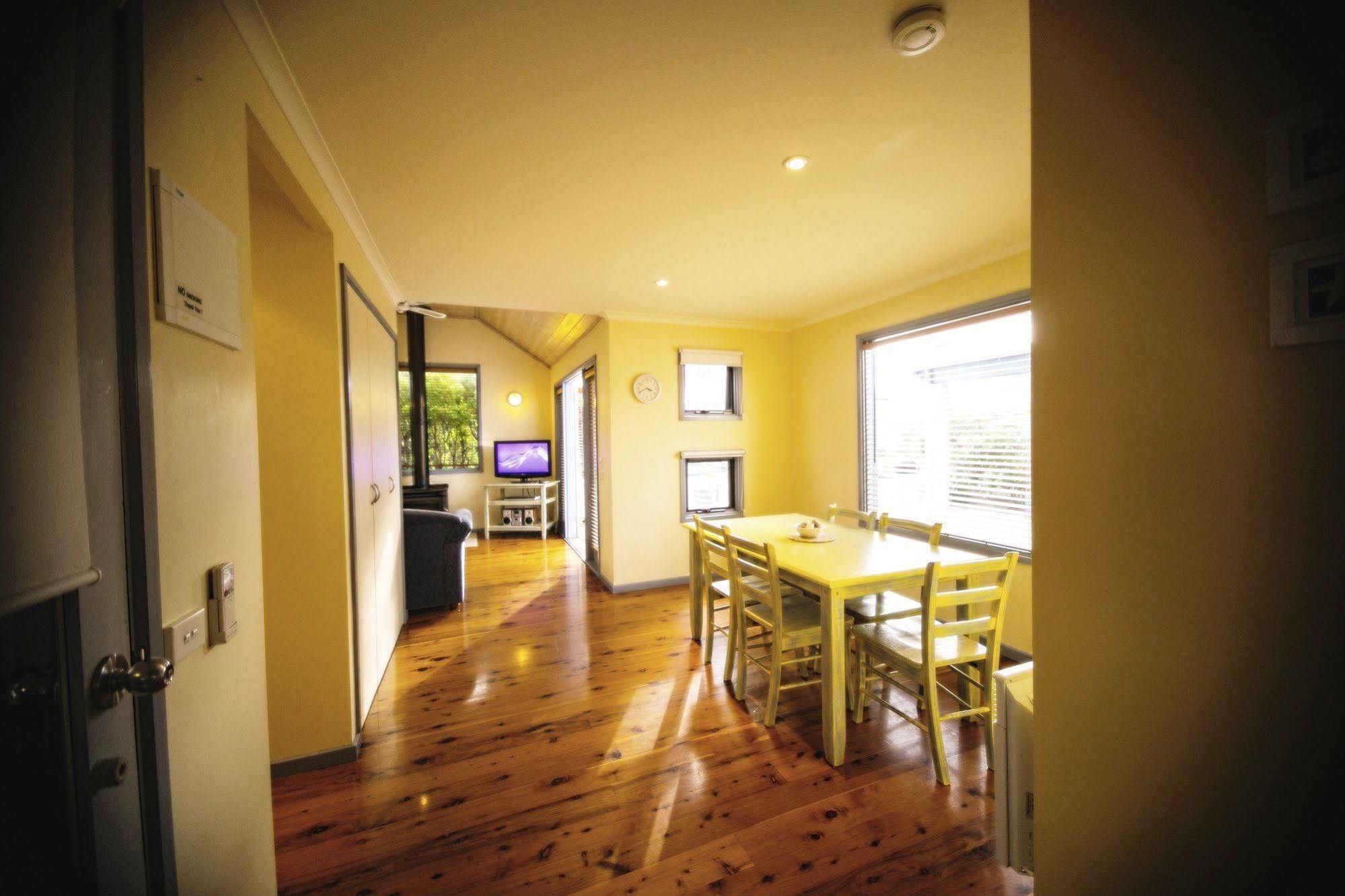 Rayville Boat 4* Apollo Bay