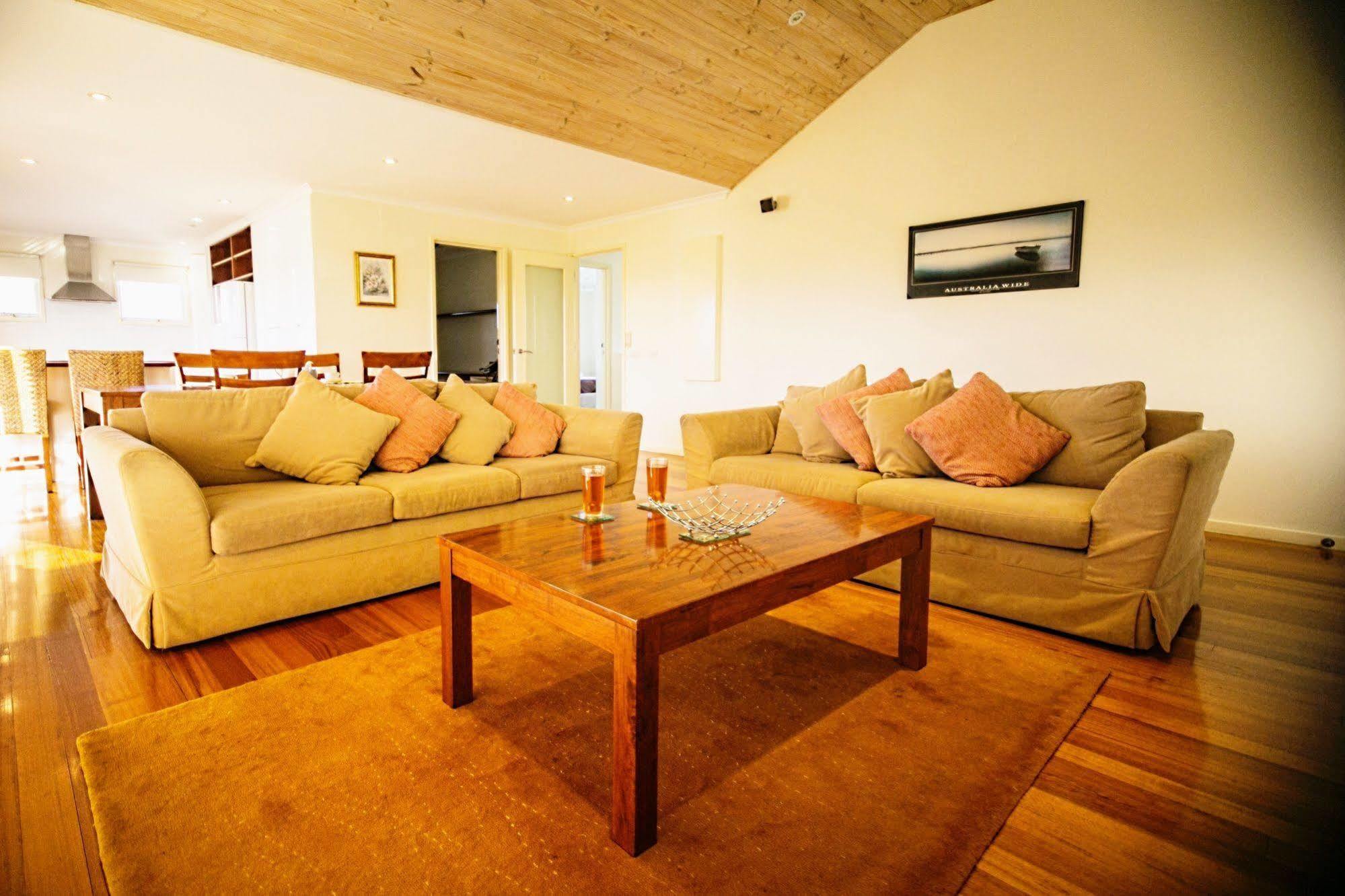 Rayville Boat 4* Apollo Bay